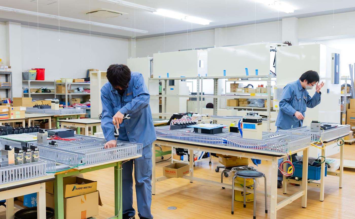 操作盤を製作している様子