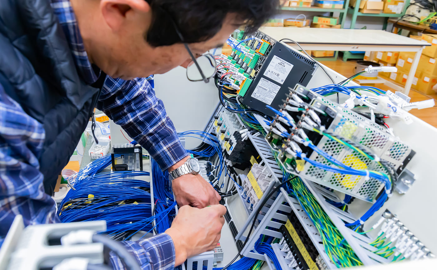 操作盤を製作している様子