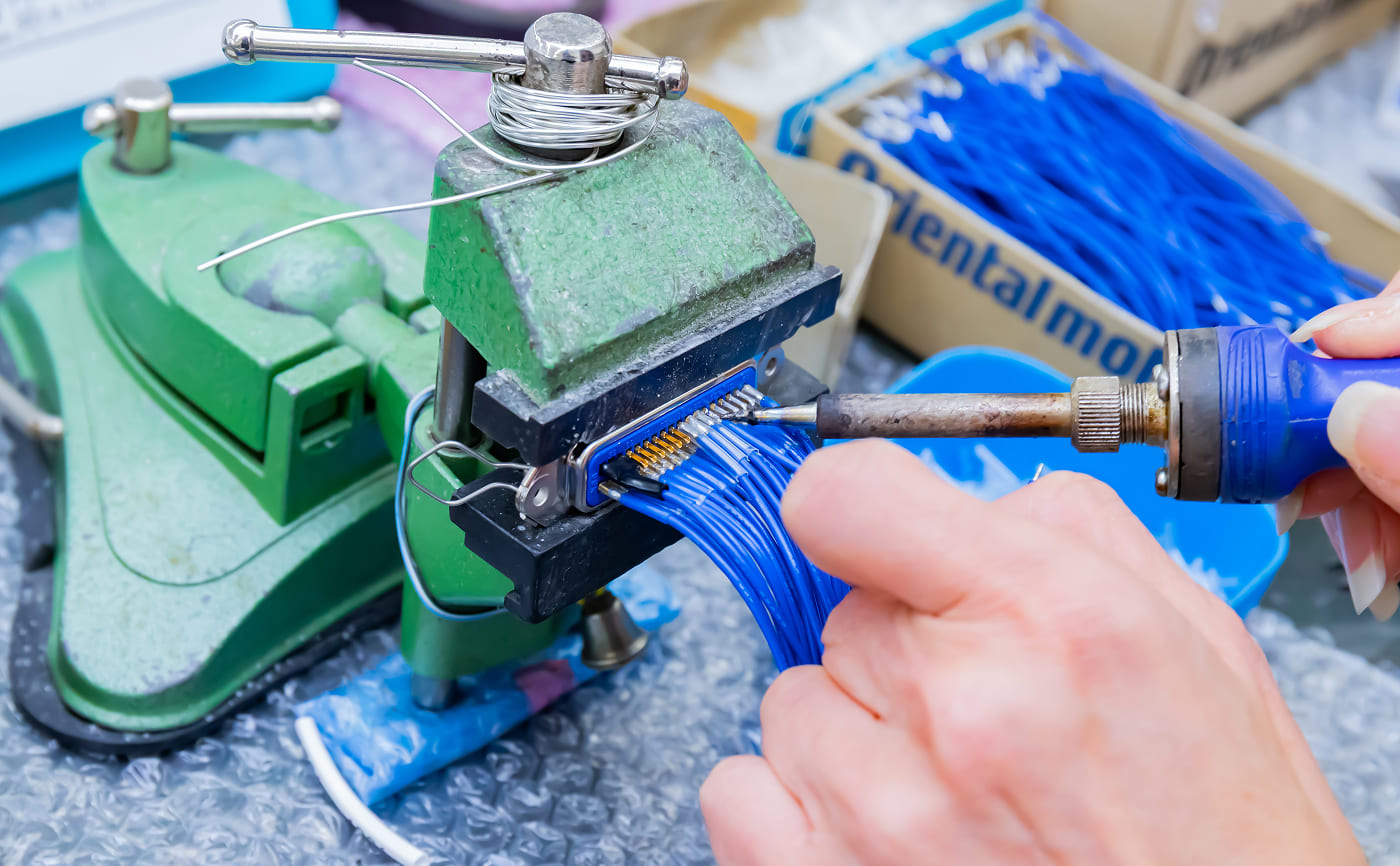 ケーブル加工をしている様子