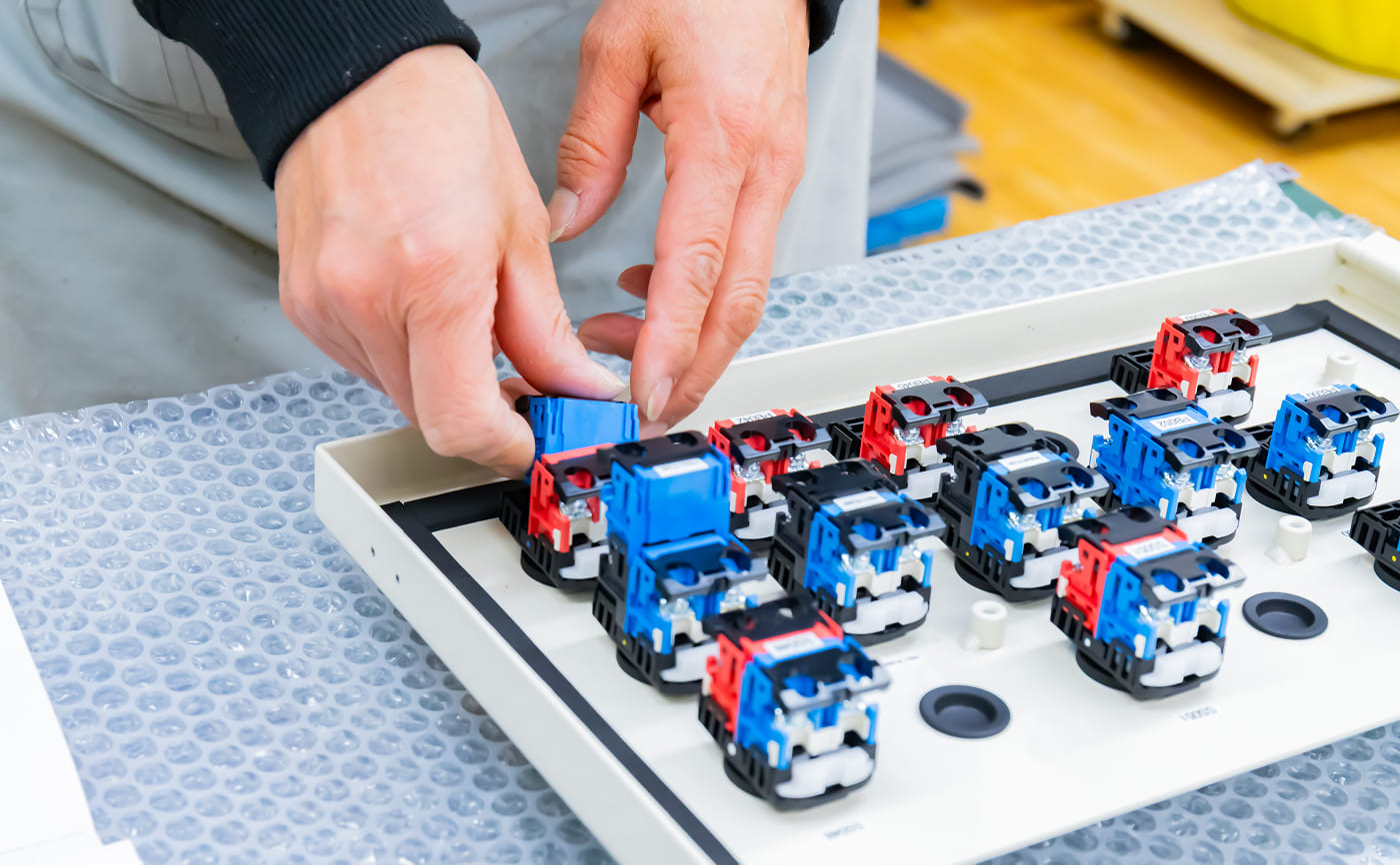 操作盤を製作している様子