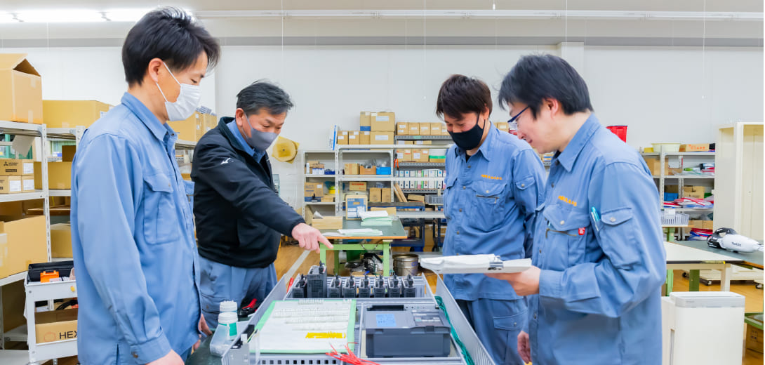 操作盤製作、ケーブル加工をしている様子