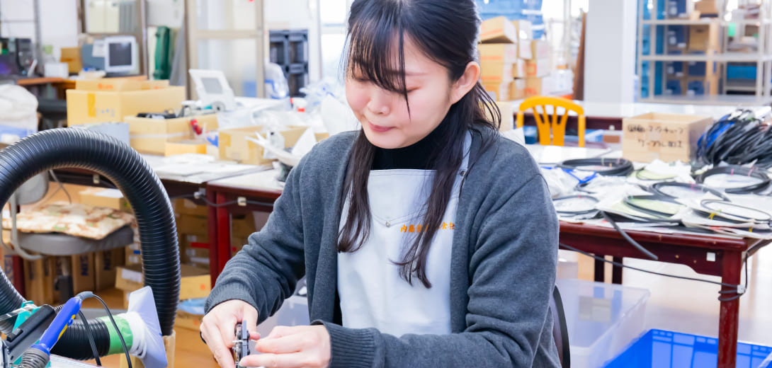 操作盤製作、ケーブル加工をしている様子