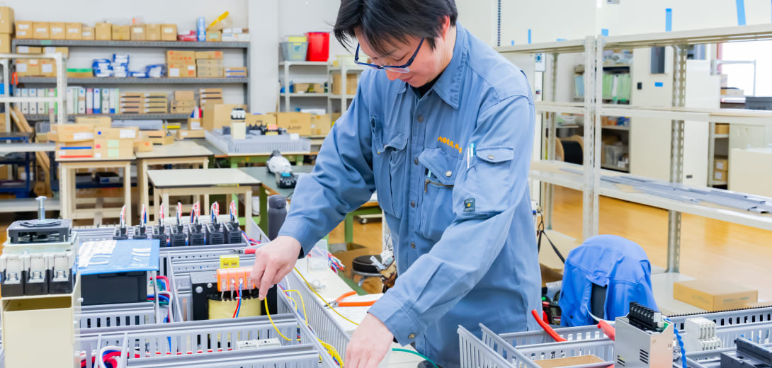 操作盤製作、ケーブル加工をしている様子