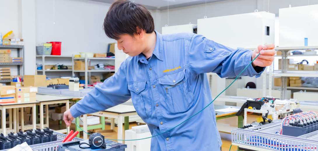 操作盤製作、ケーブル加工をしている様子